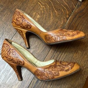 Vintage leather women’s pumps in original box size 7